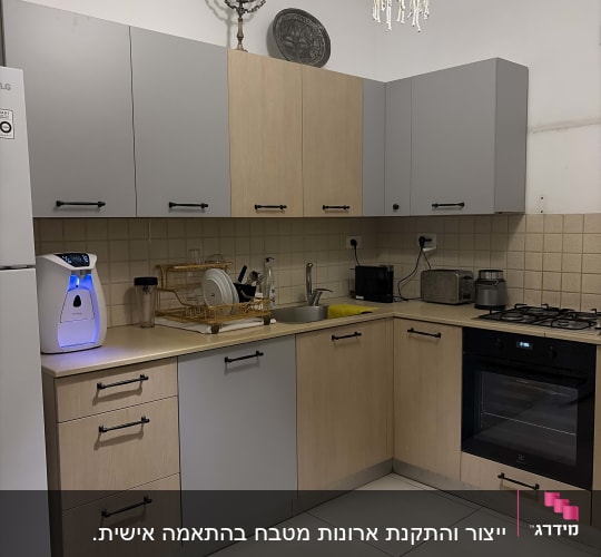 מטבח עם ארונות, תנור וכיור